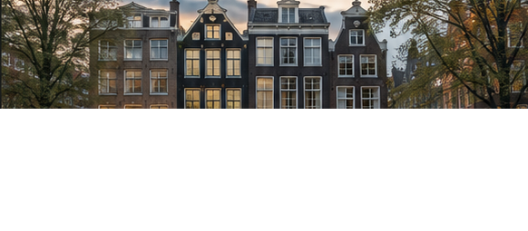 Amsterdamse grachtenpanden in de avond